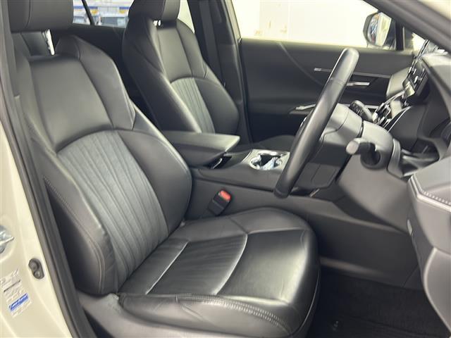 【運転席】座り心地が良いシートなので長時間の運転でも快適にお過ごしいただけます。新品のフロアマットのご注文も可能です。掲載箇所以外にご希望の写真がございましたらお気軽にお問い合わせ下さい。