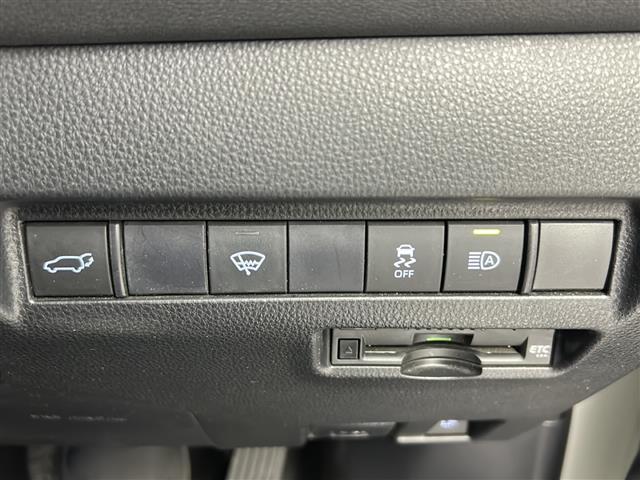 【ETC】有料道路を利用する際に料金所で停止することなく通過できる、ETC車載器（ノンストップ自動料金収受システム機器）が装備されています。セットアップを行うことで利用可能になります。