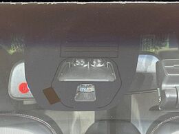 【シティブレーキアクティブシステム】低速走行中に前方の車両等を認識し、衝突しそうな時は警報とブレーキで衝突回避と被害軽減をアシスト。より安全にドライブをお楽しみいただけます。