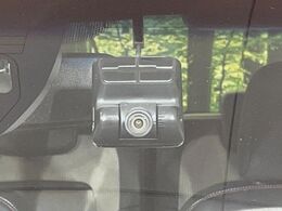 【ドライブレコーダー】安心・安全なカーライフに必須のドライブレコーダーを装備！走行中はもちろん、あおり運転や事故に遭遇した際の状況も映像で記録し、万一のリスクに備えます。