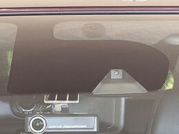 【エマージェンシーブレーキ】走行中に前方の車両等を認識し、衝突しそうな時は警報とブレーキで衝突回避と被害軽減をアシスト。より安全にドライブをお楽しみいただけます。