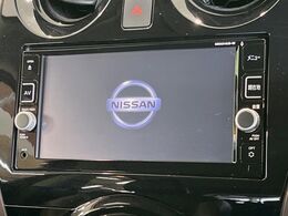 【純正ナビ】人気の純正ナビを装備しております。ナビの使いやすさはもちろん、オーディオ機能も充実！キャンプや旅行はもちろん、通勤や買い物など普段のドライブも楽しくなるはず♪