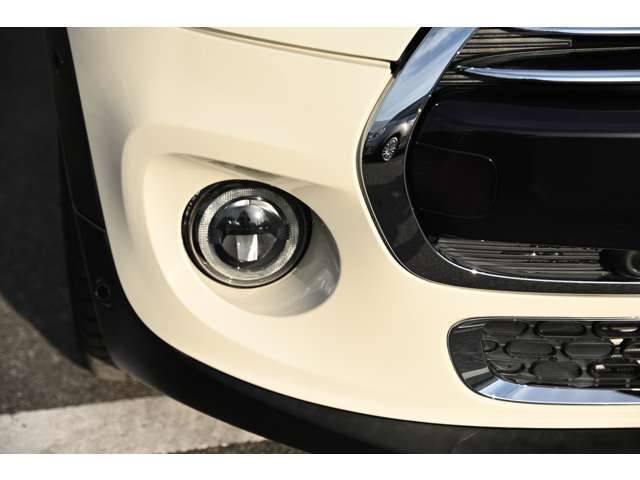 フォグランプが点灯します。