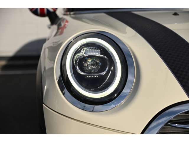 LEDヘッドライト。ボンネットはヘッドライト部分に穴が開いている特徴的なもので伝統やこだわりが表れております。