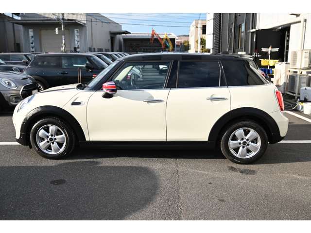 ショートオーバーハングやホイールベースを考えておりますのでハンドルの取り回しや居住性の確保を実現しております。