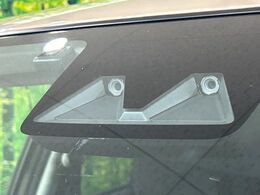 【スマートアシスト】走行中に前方の車両等を認識し、衝突しそうな時は警報とブレーキで衝突回避と被害軽減をアシスト。より安全にドライブをお楽しみいただけます。