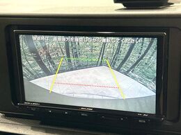 【バックカメラ】駐車時に後方がリアルタイム映像で確認できます。大型商業施設や立体駐車場での駐車時や、夜間のバック時に大活躍！運転スキルに関わらず、今や必須となった装備のひとつです！