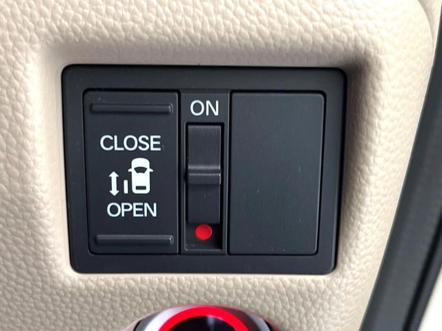 【パワースライドドア】スマートキーや運転席のスイッチでスライドドアの開閉が可能♪電動だから力を入れてドアを開ける必要が無く、小さいお子様でも、重い荷物を持っている時もラクに開け閉めできます♪