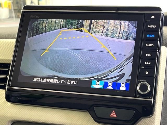 【バックカメラ】駐車時に後方がリアルタイム映像で確認できます。大型商業施設や立体駐車場での駐車時や、夜間のバック時に大活躍！運転スキルに関わらず、今や必須となった装備のひとつです！