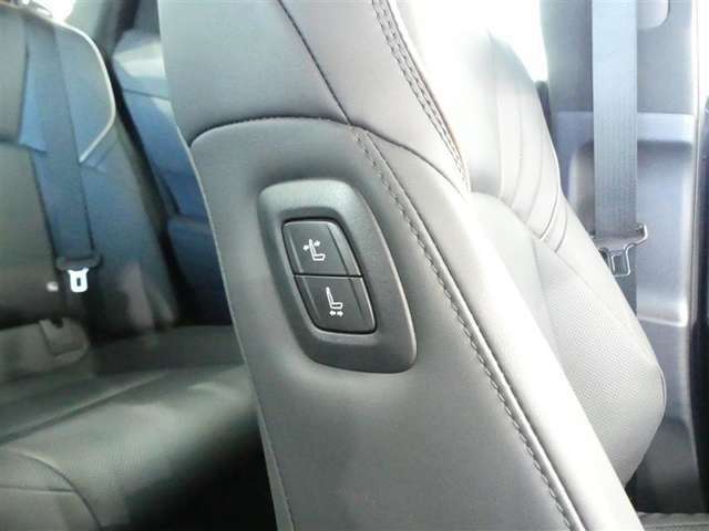 助手席もパワーシート付です。運転席からは、助手席肩口パワーシートスイッチで助手席シートの操作が手軽にできます。