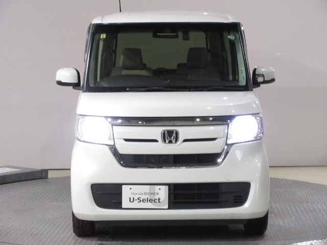 ハロゲンより明るく、より遠くまでさらなる安心感のあるLEDヘッドライトを採用。照射軸の上下方向を自動調整するオートレベリング機構、点灯忘れも防止できるオートライトコントロール機構付きです。
