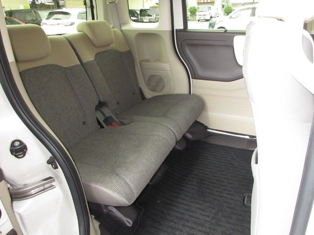 前席との距離や荷室長を左右で別々に調節できるスライドシートを標準装備しております。操作は荷室側からも行なえ、19CMのスライドができます。