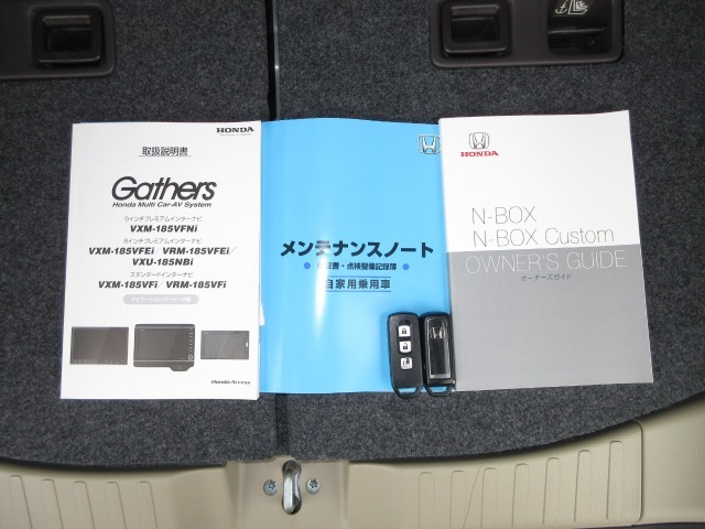 カギをバッグやポケットに入れたままでもドアロックの開閉やエンジン始動ができる『スマートキー』付き！暗くなってもキー穴を捜す必要が無くとっても便利ですから人気の装備です！
