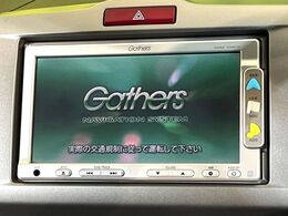 【純正ナビ】人気の純正ナビを装備しております。ナビの使いやすさはもちろん、オーディオ機能も充実！キャンプや旅行はもちろん、通勤や買い物など普段のドライブも楽しくなるはず♪