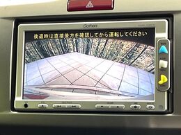 【バックカメラ】駐車時に後方がリアルタイム映像で確認できます。大型商業施設や立体駐車場での駐車時や、夜間のバック時に大活躍！運転スキルに関わらず、今や必須となった装備のひとつです！