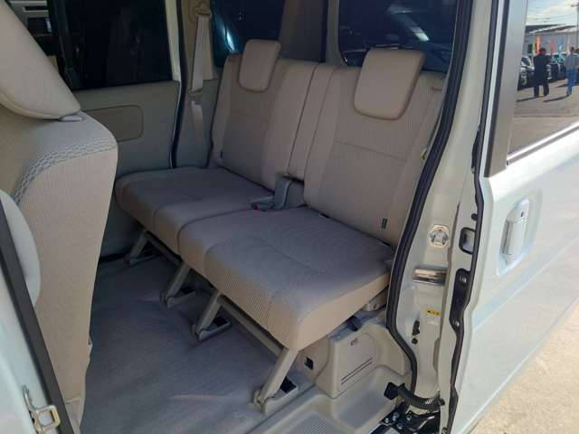 ★後部座席★リアシートも当然、綺麗・清潔に仕上げております。内装の綺麗なお車は気持ちが良いですし、コンディションのいい車が多いです。前のユーザーが丁寧に使っていた証拠です！！