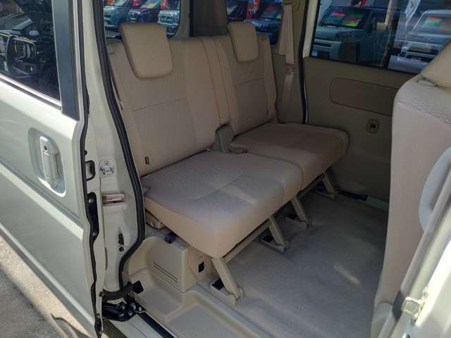 ★後部座席★リアシートも当然、綺麗・清潔に仕上げております。内装の綺麗なお車は気持ちが良いですし、コンディションのいい車が多いです。前のユーザーが丁寧に使っていた証拠です！！