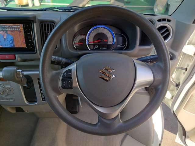 ★ハンドル★ハンドル擦れもなくメーターまわりもすっきりしております。ガラスも広く視界も良くなり運転しやすいコンディションになっております(*^_^*)もちろんエアバックも付いており安心してお乗り頂けます♪