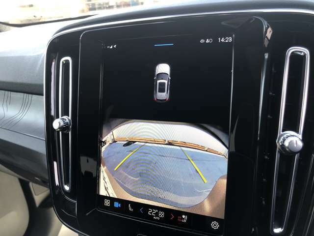 自車を真上から見下ろすバードアイ映像を映し出す360度ビューカメラで、自車周辺の詳細な状況を確認できます。後退時や見通しが悪く狭い場所でクルマを取り回す際には、心強い味方となってくれるでしょう。