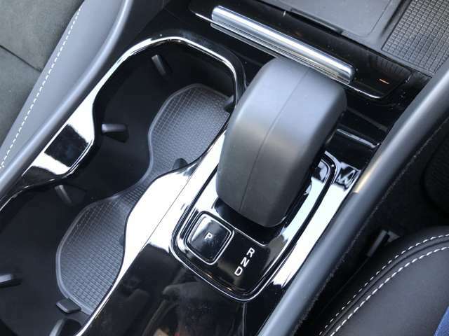 ボルボの電動モデルには車両の始動スイッチがついておりません、キーを持ったままブレーキを踏み、シフト操作を行うだけですぐに発進できます。