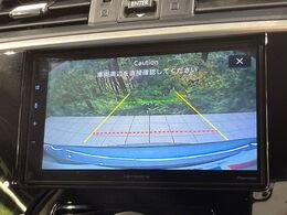【バックカメラ】駐車時に後方がリアルタイム映像で確認できます。大型商業施設や立体駐車場での駐車時や、夜間のバック時に大活躍！運転スキルに関わらず、今や必須となった装備のひとつです！