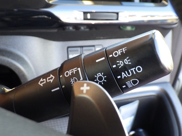 ★オートライトも標準装備ですので、夜間の付け忘れ、降車時の消し忘れ、トンネル通過時の点灯・消灯忘れも防止出来ます。