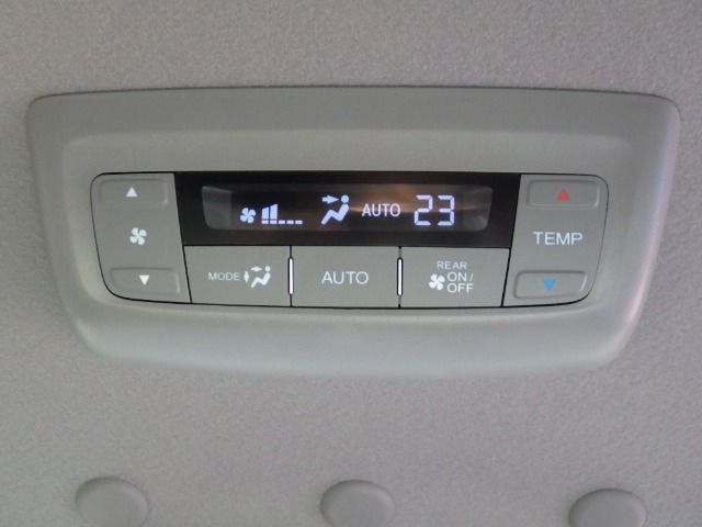 ★Wエアコン★後部座席にもエアコンが搭載されているので車内のみんなが快適 過ごせます(^^♪