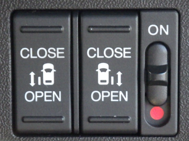 ★両側パワースライドドア★ 開ける・閉めるが電動でらくらくのパワースライドドアです（*＾-＾*）リモコンや運転席のスイッチなどでカンタンに自動開閉します♪