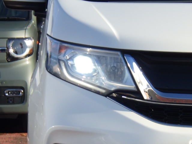 ★LEDヘッドライト搭載★ 白っぽく光る明るく省電力なLEDライト！先進的な白い輝きでフロントフェースを引き締めます☆