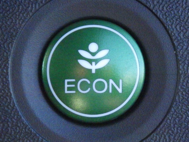 ★ECONスイッチ★ スイッチをONにすると、エンジンやエアコンなどクルマ全体の動きを低燃費モードに！燃費をよくするようクルマが頑張ります☆