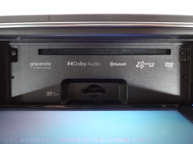 CD/DVDプレイヤーはナビゲーションの裏側にございます！その他にもインターネットラジオ等、エンターテイメント類は大変充実しております！