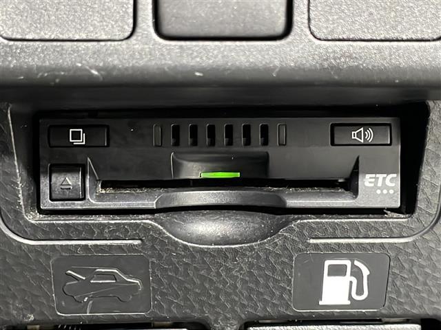 【ETC】有料道路を利用する際に料金所で停止することなく通過できる、ETC車載器（ノンストップ自動料金収受システム機器）が装備されています。セットアップを行うことで利用可能になります。