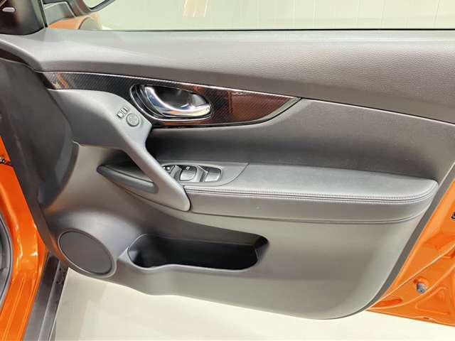 【運転席ドア】ボトルホルダーや収納ポケットが付いているので運転席周りもスッキリ保てます★