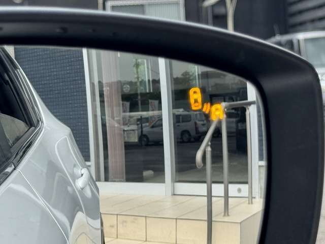 【ブラインドスポットモニター（BSM）】車線変更時に車両後方から来る車両を検知し安全をサポートしてくれます。