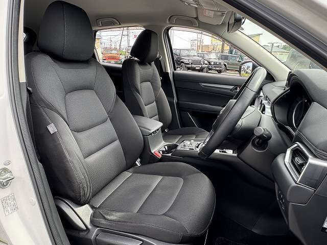 【運転席シート】は使用感も少なく、丁寧に使われていたことがよくわかりますね。後部座席も気になるようなキズ・汚れやへたり等、大きなダメージはなく、良好な状態です。