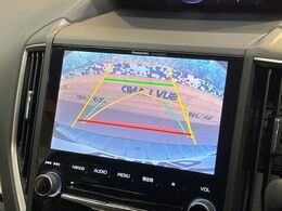 【バックカメラ】駐車時に後方がリアルタイム映像で確認できます。大型商業施設や立体駐車場での駐車時や、夜間のバック時に大活躍！運転スキルに関わらず、今や必須となった装備のひとつです！
