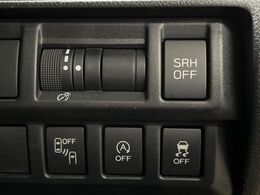 【リヤビークルディティクション】ドアミラーの死角になりやすい箇所に後続車が接近すると警告を表示、ドライバーに注意喚起と、万一の際はハンドル操作をアシストをします。