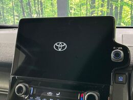 【10.5インチナビ】高級感とインパクトのある大画面ナビを装備。各種オーディオ操作はもちろん、スマホ連携もできる利便性の高いナビです♪