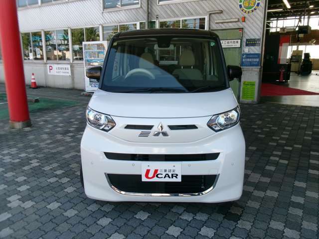 当店は諸費用も含めた総額表示を行っております。諸費用には車庫証明費用が含まれています。また、店舗納車を推奨しておりますので納車費用は含まれておりません。