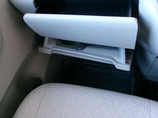 助手席下にも収納スペースがあります。