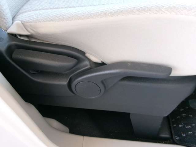 レバーでシート高さを調節出来る運転席ハイトアジャスタ―を装備しています。