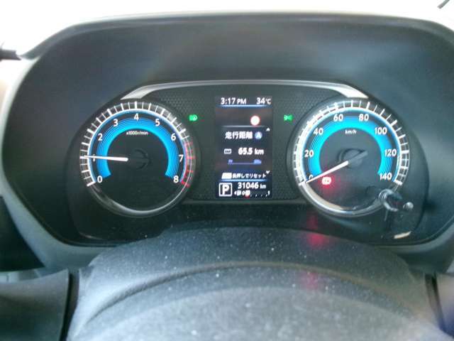 スピードメーター内には各種車両情報が確認できます。
