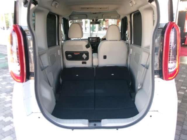 シ-トを倒すと広々としたラゲッジスペースが出来たくさんの荷物が積めます。