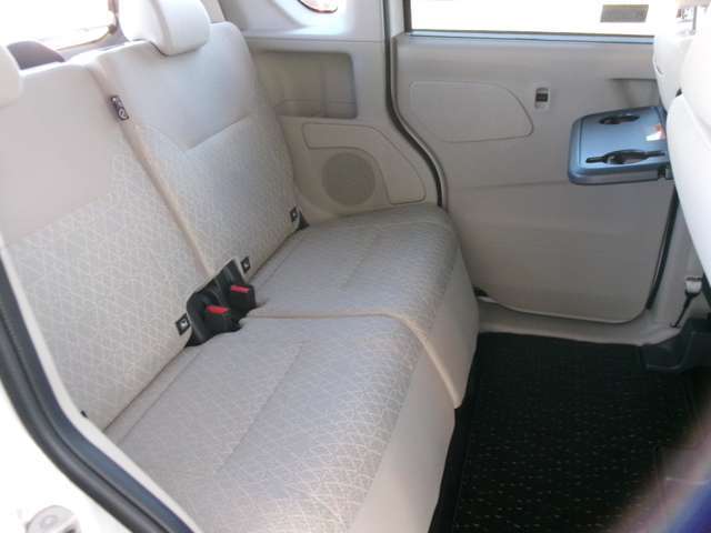 リアシートも広々していて快適なドライブを楽しめます。