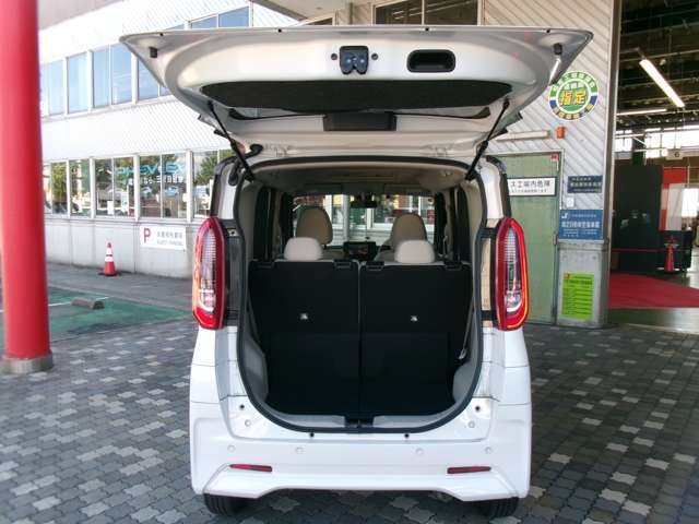 分割可倒式リアシート。スライドもでき積む荷物に合わせて手軽にシートアレンジを楽しめます。