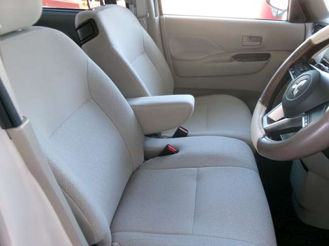 センタ-ア-ムレスト付きでゆったり包み込むようなフロントシート！長距離運転の疲労も軽減してくれます！