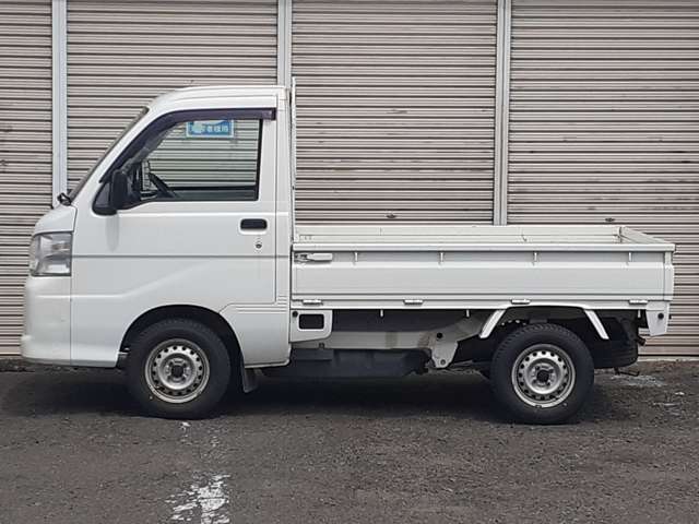 多少の小傷がありますが、走る、止まるといった車の基本動作には問題御座いません♪