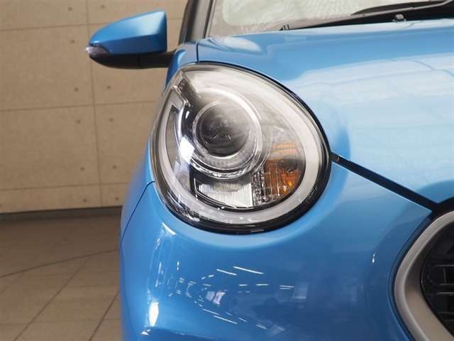 夜間でも明るく照らしてくれるLEDヘッドライトになります。