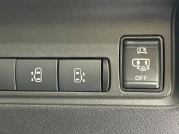 【ハンズフリー機能付き両側パワースライドドア】スライドドアの下に足先を入れてすぐ引くと、自動的にスライドドアが開閉します！荷物で両手がふさがった状態でも、ドアの開閉ができてとっても便利！