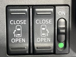 【両側パワースライドドア】スマートキーや運転席のスイッチで後席両側スライドドアの開閉が可能♪電動だから力を入れてドアを開ける必要が無く、小さなお子様でも簡単に開け閉めでき快適です♪